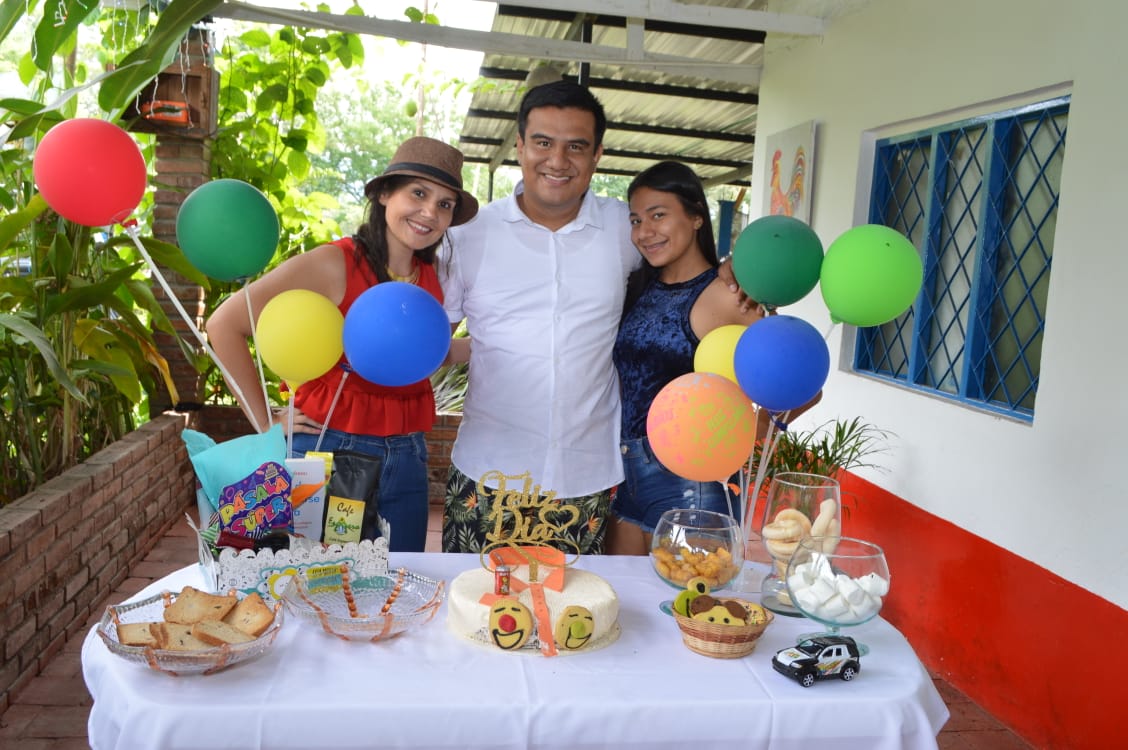 Juan Guillermo Rodríguez Martínez, el cumpleañero junto a su esposa Yuly Andrea Trujillo Cuéllar y su hija, Ana Sofía Rodríguez.